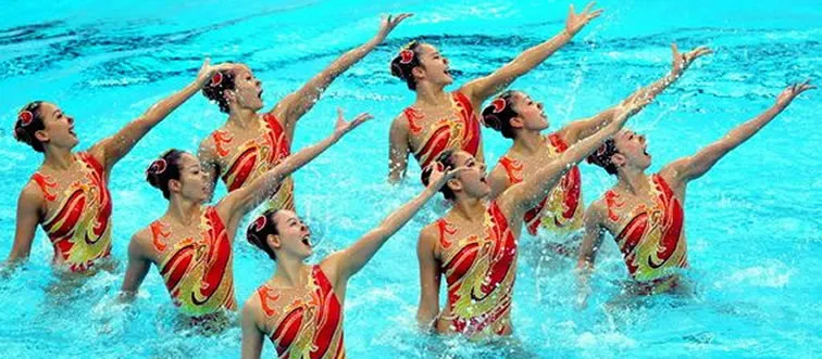 What is the minimum number of swimmers allowed in a synchronized swimming duet?