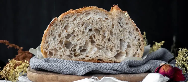 What is the traditional shape of a pizza?