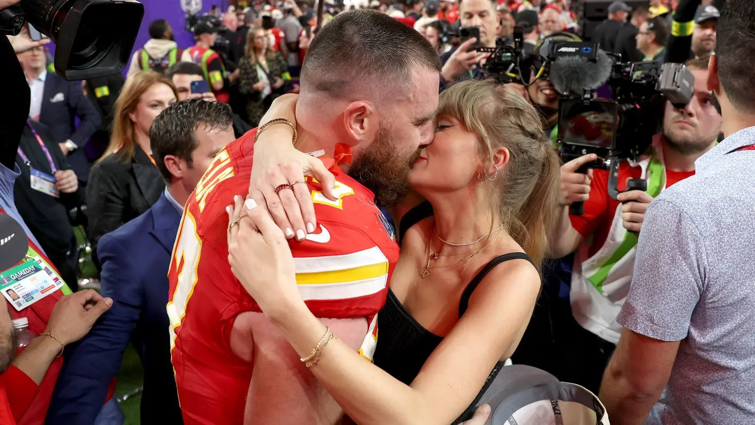 Taylor Swift and Travis Kelce: Romance, Fame, and the Spotlight That Won’t Dim